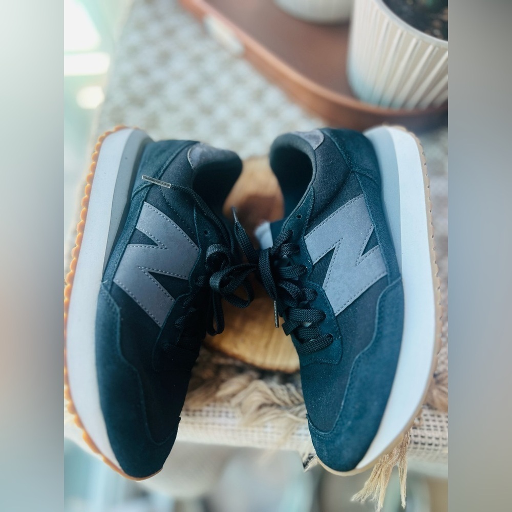 New Balance used Unisex 237 Fashion  Sneakers Size in Men's 6.5 & Women’s size 8